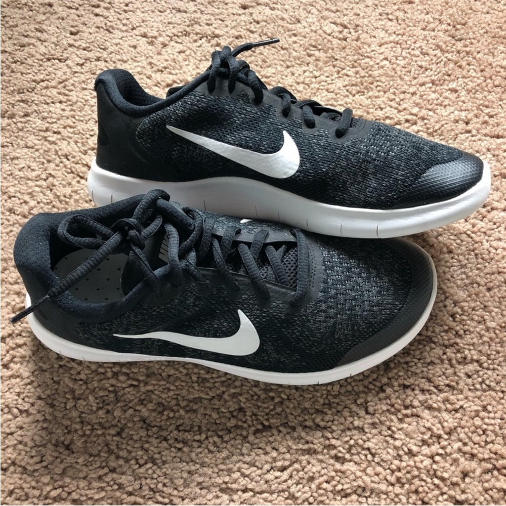 Nike sneakers  size 5.5 Y (like new !!)